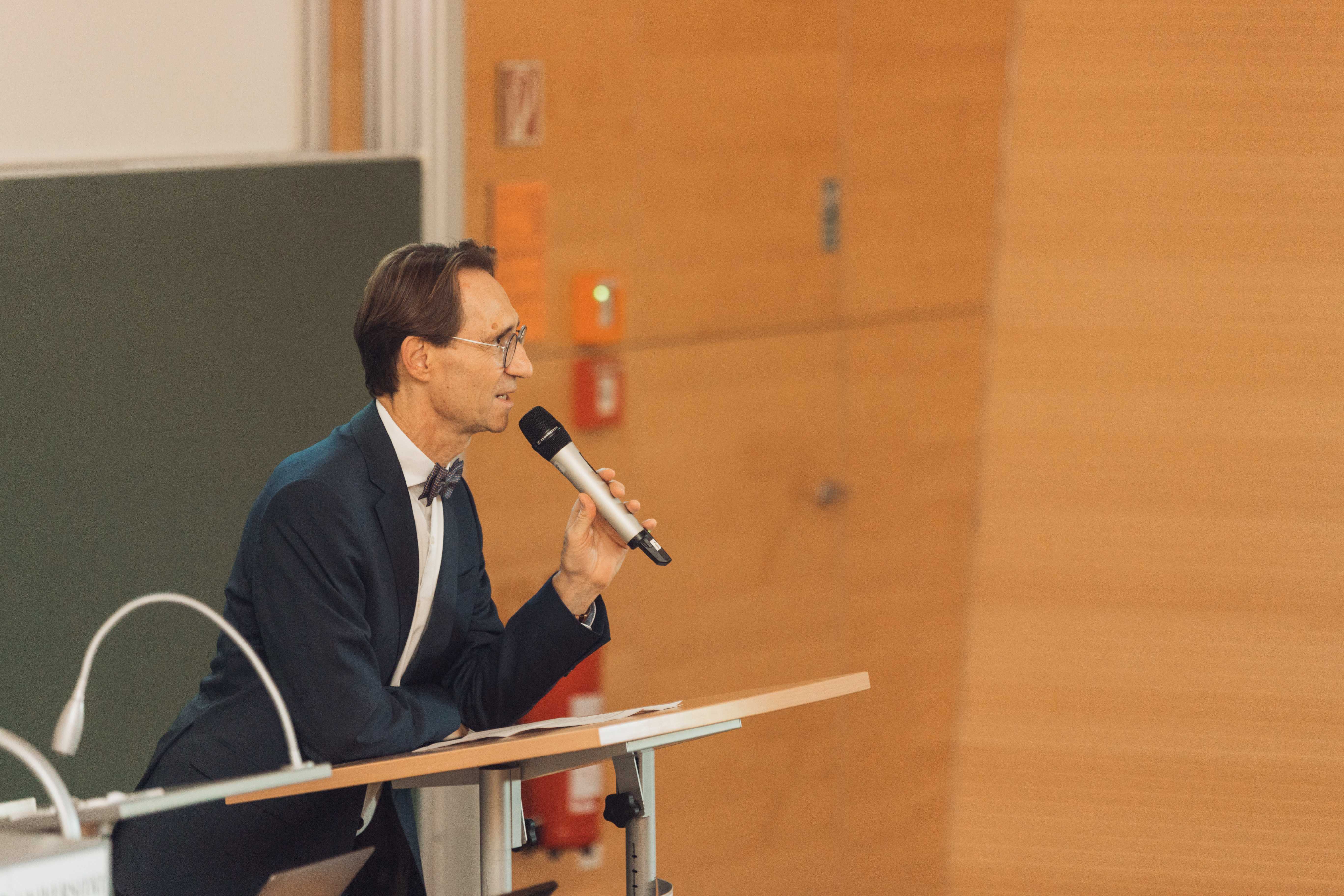 Prof. Dr. Martin Huber gibt Grußwort bei der Transnational Opera Studies Conference 2022