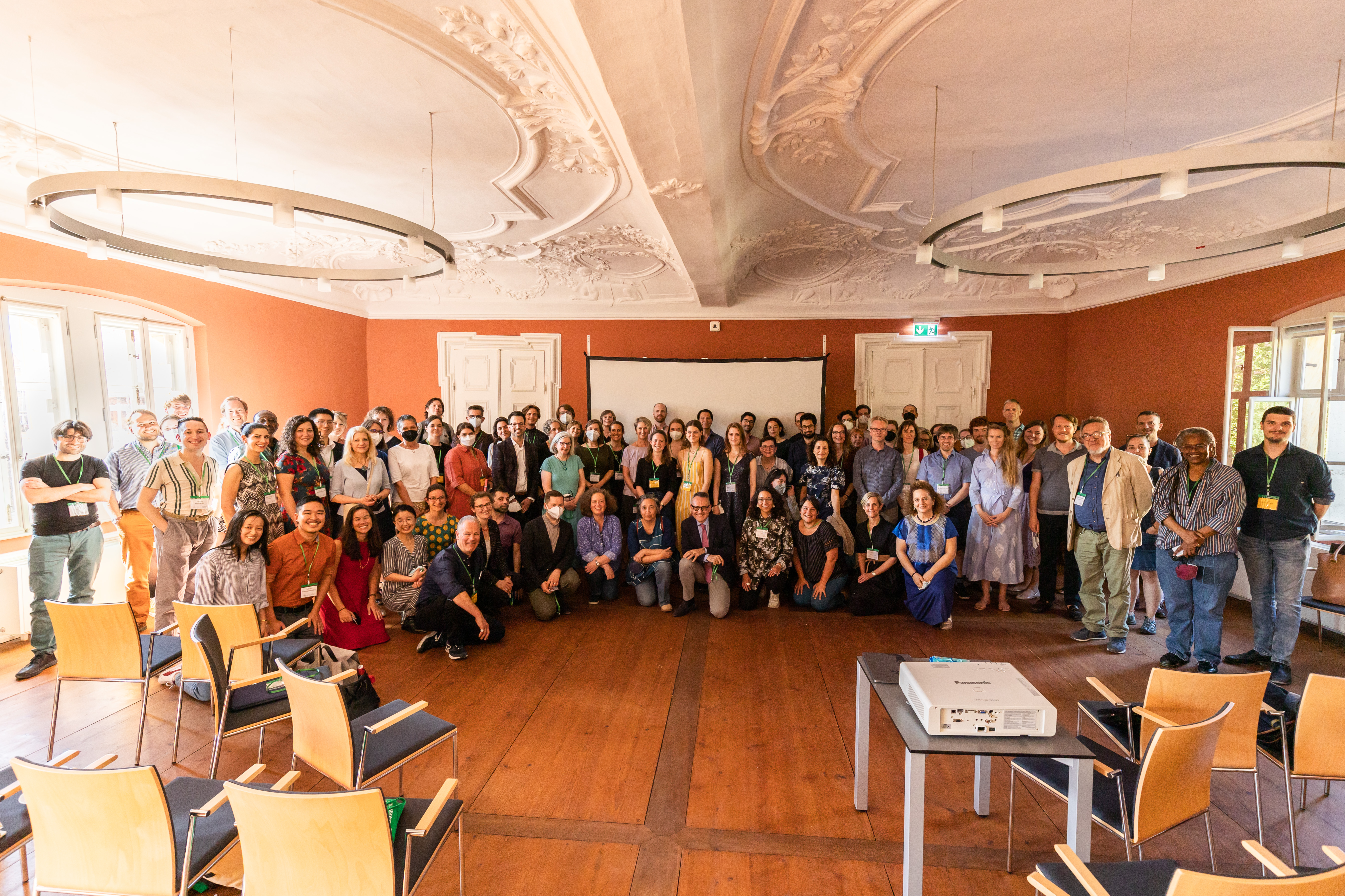 Gruppenfoo der Konferenzteilnehmenden im Ahnensaa Transnational Opera Studies Conference 2022