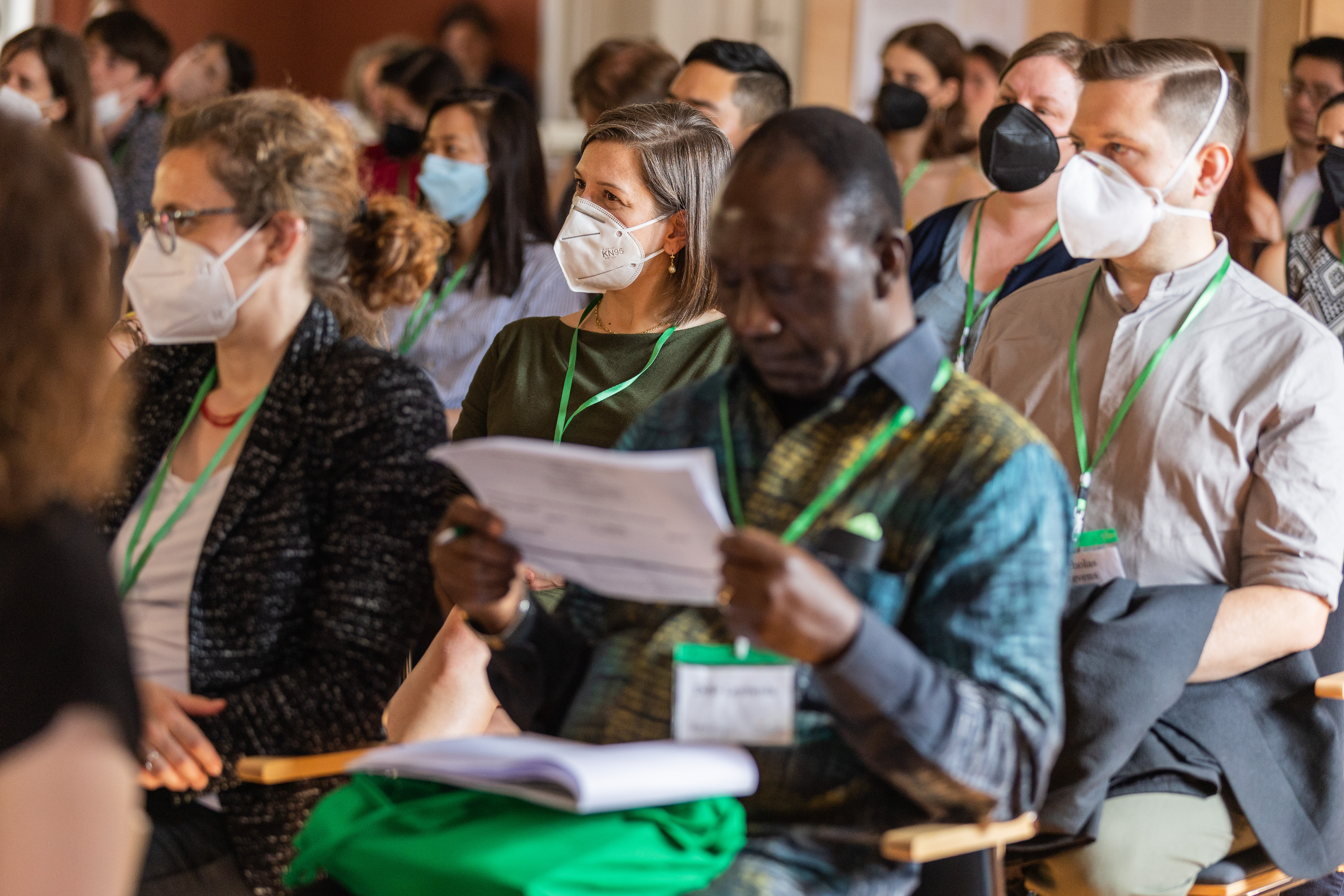 Konferenzteilnehmende im Ahnensaal bei der Transnational Opera Studies conference 2022